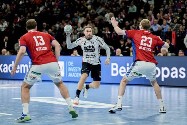 Deutschland: Handball-Bundesliga, DAIKIN HBL 2025 26, 21. Spieltag Handball Verein Hamburg vs Flensburg-Handewitt Barclays Arena (Hamburg): Simon Pytlick (SG Flensburg-Handewitt, 2), Einar Olafsson (HSV Hamburg, 23), Niklas Weller (HSV Hamburg, 13) Copyright: xStefanxTrochax
