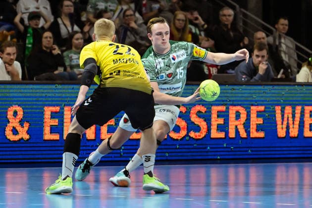 15.02.2026, xlakx, Handball Daikin HBL, Fuechse Berlin - TVB Stuttgart v.l. Torben Matzken (TVB Stuttgart), Tobias Grondahl (Fuechse Berlin) Zweikampf, Duell, Kampf, tackle Berlin