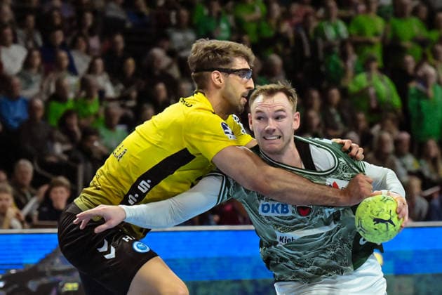 15.02.2026, xlakx, Handball Daikin HBL, Fuechse Berlin - TVB Stuttgart v.l. Antonio Serradilla (TVB Stuttgart), Mathias Gidsel (Fuechse Berlin) Zweikampf, Duell, Kampf, tackle Berlin