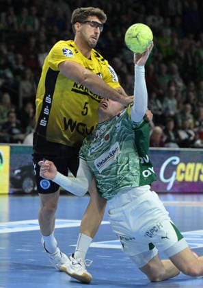 15.02.2026, xlakx, Handball Daikin HBL, Fuechse Berlin - TVB Stuttgart v.l. Antonio Serradilla (TVB Stuttgart), Mathias Gidsel (Fuechse Berlin) Zweikampf, Duell, Kampf, tackle Berlin