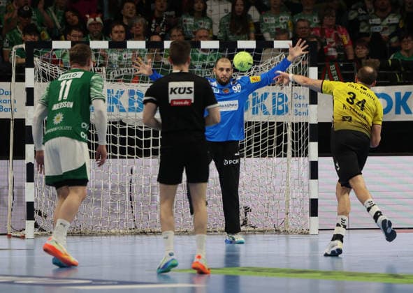 GER HBL Saison 2025 2026 FÜCHSE Berlin vs TV Stuttgart, 15.02.26, Max-Schmeling-Halle, Berlin, Kai HÄFNER (TVB Stuttgart 34) scheitert vom Siebenmeter-Punkt an Dejan MILOSAVLJEV (Füchse Berlin 96)