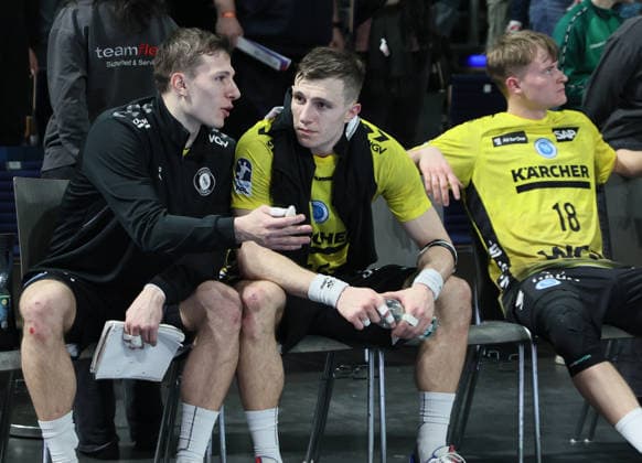 GER HBL Saison 2025 2026 FÜCHSE Berlin vs TV Stuttgart, 15.02.26, Max-Schmeling-Halle, Berlin, Marco MENGON (TVB Stuttgart 30) und Simone MENGON (TVB Stuttgart 15), nach dem Abpfiff