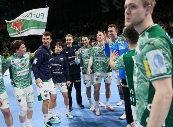 GER HBL Saison 2025 2026 FÜCHSE Berlin vs TV Stuttgart, 15.02.26, Max-Schmeling-Halle, Berlin, Team FÜCHSE Berlin feiert Heimsieg gegen den TVB Stuttgart