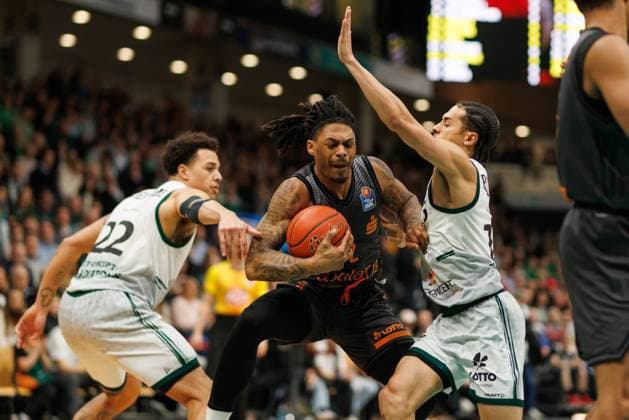 Nike Sibande (Chemnitz 99er) im Zweikampf mit Nolan Adekunle (Gladiators Trier) und Jordan Roland (Gladiators Trier), Vet Concept Gladiators Trier vs Chemnitz 99ers, Basketball, easyCredit BBL, 20. Spieltag, Saison 2025 2026, 15.02.2026 Vet Concept Gladiators Trier vs Chemnitz 99ers, Basketball, easyCredit BBL, 20. Spieltag, Saison 2025 2026, 15.02.2026 Copyright: xEibner-Pressefoto AlexanderxNeisx EP_ANS