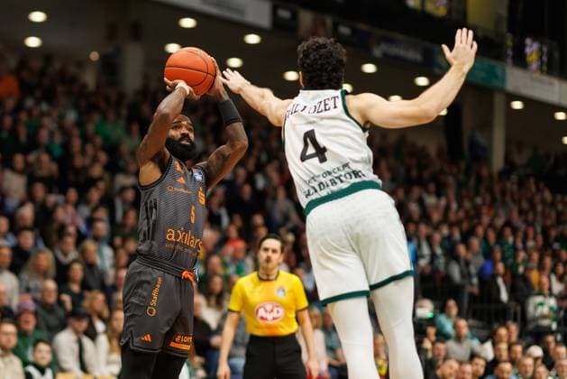 Corey Davis (Chemnitz 99er) im Zweikampf mit Clayton Guillozet (Gladiators Trier), Vet Concept Gladiators Trier vs Chemnitz 99ers, Basketball, easyCredit BBL, 20. Spieltag, Saison 2025 2026, 15.02.2026 Vet Concept Gladiators Trier vs Chemnitz 99ers, Basketball, easyCredit BBL, 20. Spieltag, Saison 2025 2026, 15.02.2026 Copyright: xEibner-Pressefoto AlexanderxNeisx EP_ANS