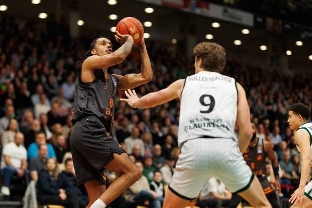 Kevin Yebo (Chemnitz 99er) im Zweikampf mit Marco Hollersbacher (Gladiators Trier), Vet Concept Gladiators Trier vs Chemnitz 99ers, Basketball, easyCredit BBL, 20. Spieltag, Saison 2025 2026, 15.02.2026 Vet Concept Gladiators Trier vs Chemnitz 99ers, Basketball, easyCredit BBL, 20. Spieltag, Saison 2025 2026, 15.02.2026 Copyright: xEibner-Pressefoto AlexanderxNeisx EP_ANS