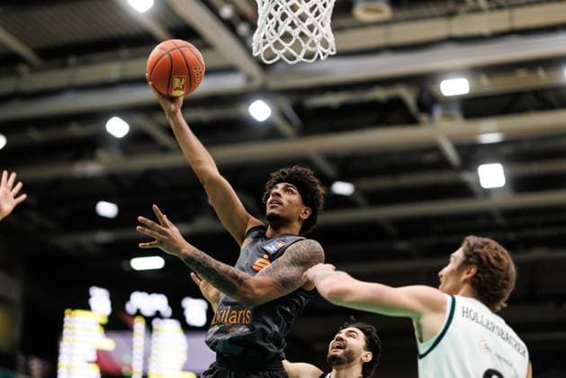 Roman Bedime (Chemnitz 99er) im Zweikampf mit Marco Hollersbacher (Gladiators Trier) und Clayton Guillozet (Gladiators Trier), Vet Concept Gladiators Trier vs Chemnitz 99ers, Basketball, easyCredit BBL, 20. Spieltag, Saison 2025 2026, 15.02.2026 Vet Concept Gladiators Trier vs Chemnitz 99ers, Basketball, easyCredit BBL, 20. Spieltag, Saison 2025 2026, 15.02.2026 Copyright: xEibner-Pressefoto AlexanderxNeisx EP_ANS