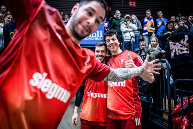 easycredit BBL Basketball Bundesliga 2025 2026 20. Spieltag 15.02.2026 Science City Jena vs FC Bayern München Basketball Im Hintergrund Freude bei Andreas Obst und Vladimir Lucic, beide Bayern, nach dem Sieg in Jena. Mitspieler Stefan Jovic (Bayern) springt ins Bild (fotobomb) :) Sparkassen Arena