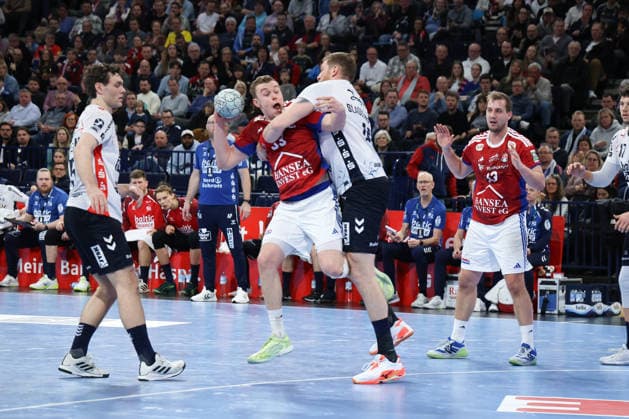 2026.02.15 xfsx Handballl 1. Bundesliga Hamburger Sportverein Handball - SG Flensburg-Handewitt v.l. Moritz Sauter (33, HSV Hamburg Handball ) , Blaz Blagotinsek (43, SG Flensburg-Handewitt) Copyright: HMBxMedia FernandoxSoares