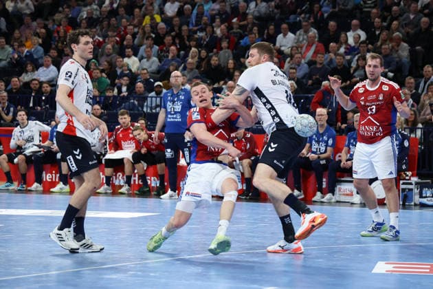 2026.02.15 xfsx Handballl 1. Bundesliga Hamburger Sportverein Handball - SG Flensburg-Handewitt v.l. Moritz Sauter (33, HSV Hamburg Handball ) , Blaz Blagotinsek (43, SG Flensburg-Handewitt) Copyright: HMBxMedia FernandoxSoares
