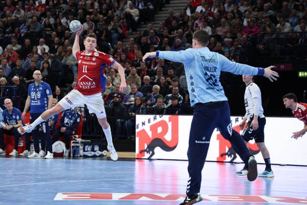 2026.02.15 xfsx Handballl 1. Bundesliga Hamburger Sportverein Handball - SG Flensburg-Handewitt v.l. Nicolaj Jorgensen (11, HSV Hamburg Handball ) , Torwart Kevin Moller (20, SG Flensburg-Handewitt) Copyright: HMBxMedia FernandoxSoares