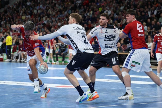 2026.02.15 xfsx Handballl 1. Bundesliga Hamburger Sportverein Handball - SG Flensburg-Handewitt v.l. Jacob Lassen (9, HSV Hamburg Handball ) , Simon Pytlick (2, SG Flensburg-Handewitt) , Johannes Golla (4, SG Flensburg-Handewitt) , Jan-Christian Schmidt ( (42, HSV Hamburg Handball ) in aktion, in action Copyright: HMBxMedia FernandoxSoares