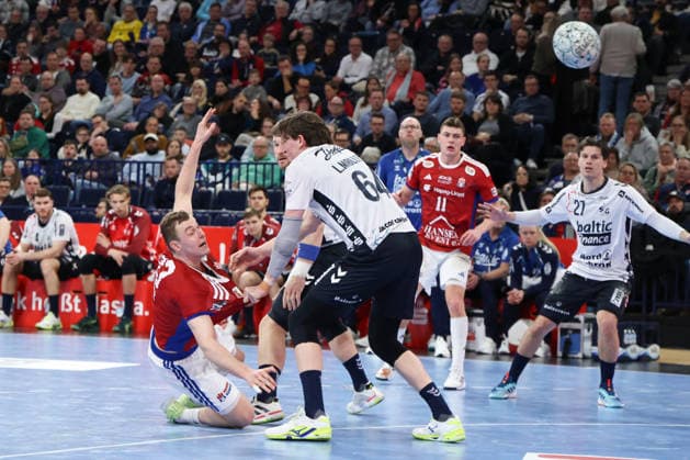 2026.02.15 xfsx Handballl 1. Bundesliga Hamburger Sportverein Handball - SG Flensburg-Handewitt v.l. Moritz Sauter (33, HSV Hamburg Handball ) , Lasse Moller (64, SG Flensburg-Handewitt) in aktion, in action Copyright: HMBxMedia FernandoxSoares