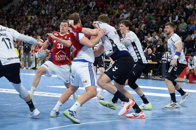 2026.02.15 xfsx Handballl 1. Bundesliga Hamburger Sportverein Handball - SG Flensburg-Handewitt v.l. Moritz Sauter (33, HSV Hamburg Handball ) , Niklas Weller (13, HSV Hamburg Handball ) wird gehalten von Blaz Blagotinsek (43, SG Flensburg-Handewitt) Copyright: HMBxMedia FernandoxSoares