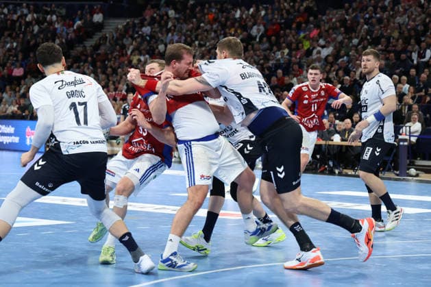 2026.02.15 xfsx Handballl 1. Bundesliga Hamburger Sportverein Handball - SG Flensburg-Handewitt v.l. Moritz Sauter (33, HSV Hamburg Handball ) , Niklas Weller (13, HSV Hamburg Handball ) wird gehalten von Blaz Blagotinsek (43, SG Flensburg-Handewitt) Copyright: HMBxMedia FernandoxSoares