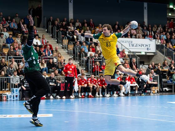 Pierre Busch (VfL Eintracht Hagen, 83) beim Torwurf gegen Kristian van der Merwe (HSG Nordhorn Lingen, 01) HSG Nordhorn Lingen vs. VfL Eintracht Hagen, Handball, 2. Bundesliga, 19. Spieltag, Saison 2025 2026, 15.02.2026 HSG Nordhorn Lingen vs. VfL Eintracht Hagen, Handball, 2. Bundesliga, 19. Spieltag, Saison 2025 2026, 15.02.2026 Lingen (Ems) Copyright: xEibner-Pressefoto DamianxKruczynx EP_DKI