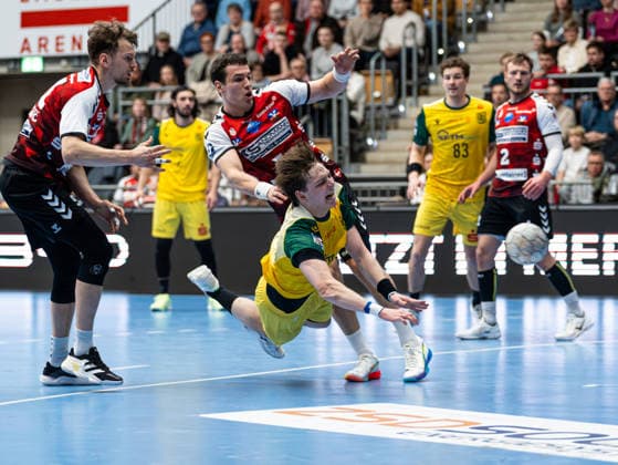Linus Kutz (VfL Eintracht Hagen, 34) beim Torwurf gegen Christian Wilhelm (HSG Nordhorn Lingen, 03) HSG Nordhorn Lingen vs. VfL Eintracht Hagen, Handball, 2. Bundesliga, 19. Spieltag, Saison 2025 2026, 15.02.2026 HSG Nordhorn Lingen vs. VfL Eintracht Hagen, Handball, 2. Bundesliga, 19. Spieltag, Saison 2025 2026, 15.02.2026 Lingen (Ems) Copyright: xEibner-Pressefoto DamianxKruczynx EP_DKI