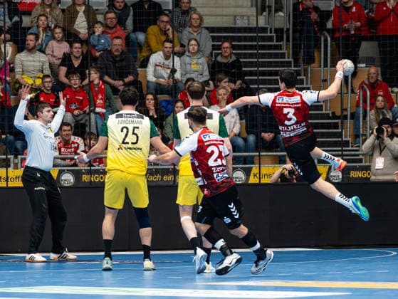 Christian Wilhelm (HSG Nordhorn Lingen, 03) beim Torwurf gegen Pascal Bochmann (VfL Eintracht Hagen, 16) HSG Nordhorn Lingen vs. VfL Eintracht Hagen, Handball, 2. Bundesliga, 19. Spieltag, Saison 2025 2026, 15.02.2026 HSG Nordhorn Lingen vs. VfL Eintracht Hagen, Handball, 2. Bundesliga, 19. Spieltag, Saison 2025 2026, 15.02.2026 Lingen (Ems) Copyright: xEibner-Pressefoto DamianxKruczynx EP_DKI