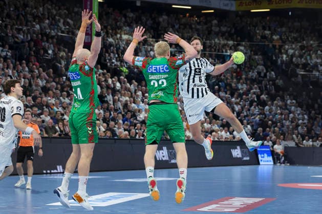 Oscar Bergendahl (SC Magdeburg), Magnus Saugstrup (SC Magdeburg) und Harald Reinkind (THW Kiel) kaempfen um den Ball, DAIKIN Handball Bundesliga, THW Kiel v SC Magdeburg, Wunderino Arena am 15. February 2026 in Kiel, Deutschland. (Foto von Marco Steinbrenner DeFodi Images) Oscar Bergendahl (SC Magdeburg), Magnus Saugstrup (SC Magdeburg) und Harald Reinkind (THW Kiel) battle for the ball, DAIKIN Handball Bundesliga, THW Kiel v SC Magdeburg, Wunderino Arena, February 15, 2026 in Kiel, Germany. (Photo by Marco Steinbrenner DeFodi Images) -
