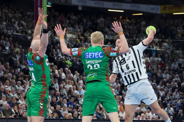 Oscar Bergendahl (SC Magdeburg), Magnus Saugstrup (SC Magdeburg) und Harald Reinkind (THW Kiel) kaempfen um den Ball, DAIKIN Handball Bundesliga, THW Kiel v SC Magdeburg, Wunderino Arena am 15. February 2026 in Kiel, Deutschland. (Foto von Marco Steinbrenner DeFodi Images) Oscar Bergendahl (SC Magdeburg), Magnus Saugstrup (SC Magdeburg) und Harald Reinkind (THW Kiel) battle for the ball, DAIKIN Handball Bundesliga, THW Kiel v SC Magdeburg, Wunderino Arena, February 15, 2026 in Kiel, Germany. (Photo by Marco Steinbrenner DeFodi Images) -