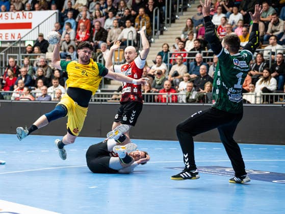 Philip Jungemann (VfL Eintracht Hagen, 25) beim Torwurf gegen Kristian van der Merwe (HSG Nordhorn Lingen, 01) HSG Nordhorn Lingen vs. VfL Eintracht Hagen, Handball, 2. Bundesliga, 19. Spieltag, Saison 2025 2026, 15.02.2026 HSG Nordhorn Lingen vs. VfL Eintracht Hagen, Handball, 2. Bundesliga, 19. Spieltag, Saison 2025 2026, 15.02.2026 Lingen (Ems) Copyright: xEibner-Pressefoto DamianxKruczynx EP_DKI