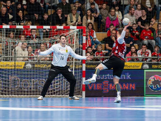 Frieder Bandlow (HSG Nordhorn Lingen, 02) beim Siebenmeter gegen Pascal Bochmann (VfL Eintracht Hagen, 16) HSG Nordhorn Lingen vs. VfL Eintracht Hagen, Handball, 2. Bundesliga, 19. Spieltag, Saison 2025 2026, 15.02.2026 HSG Nordhorn Lingen vs. VfL Eintracht Hagen, Handball, 2. Bundesliga, 19. Spieltag, Saison 2025 2026, 15.02.2026 Lingen (Ems) Copyright: xEibner-Pressefoto DamianxKruczynx EP_DKI