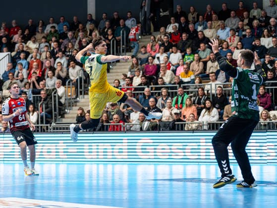 Luca Richter (VfL Eintracht Hagen, 77) beim Torwurf gegen Kristian van der Merwe (HSG Nordhorn Lingen, 01) HSG Nordhorn Lingen vs. VfL Eintracht Hagen, Handball, 2. Bundesliga, 19. Spieltag, Saison 2025 2026, 15.02.2026 HSG Nordhorn Lingen vs. VfL Eintracht Hagen, Handball, 2. Bundesliga, 19. Spieltag, Saison 2025 2026, 15.02.2026 Lingen (Ems) Copyright: xEibner-Pressefoto DamianxKruczynx EP_DKI