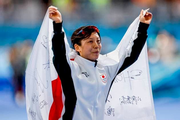 Miho Takagi of Japan celebrating and holding flag after Women s 500m, Milano Cortina 2026 Winter Olympics: Day 9, Speed skating, Eisschnelllauf - Milano Cortina 2026 Winter Olympics: Day 9, Milano Speed Skating Stadium, February 15, 2026, Milan, Italy.