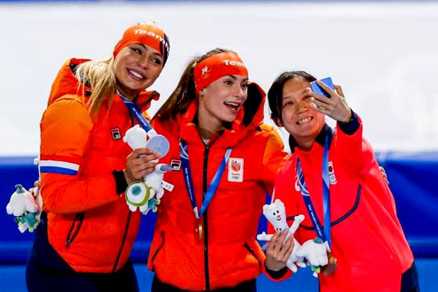 second Jutta Leerdam of the Netherlands and winner Femke Kok of the Netherlands and third Miho Takagi of Japan smiling during the medal ceremony after Women s 500m, Milano Cortina 2026 Winter Olympics: Day 9, Speed skating, Eisschnelllauf - Milano Cortina 2026 Winter Olympics: Day 9, Milano Speed Skating Stadium, February 15, 2026, Milan, Italy.