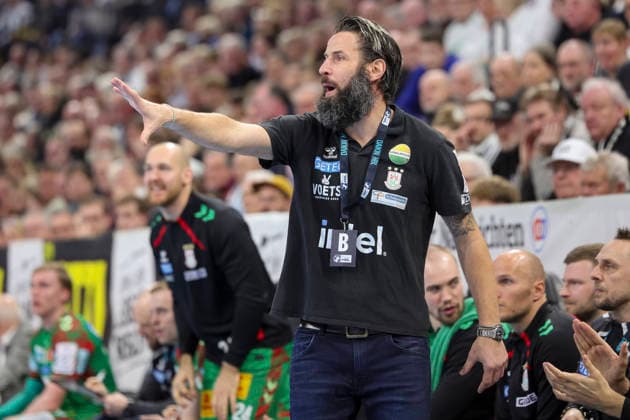 Trainer Bennet Wiegert (SC Magdeburg) gestikuliert, DAIKIN Handball Bundesliga, THW Kiel v SC Magdeburg, Wunderino Arena am 15. February 2026 in Kiel, Deutschland. (Foto von Marco Steinbrenner DeFodi Images) Trainer Bennet Wiegert (SC Magdeburg) gestures, DAIKIN Handball Bundesliga, THW Kiel v SC Magdeburg, Wunderino Arena, February 15, 2026 in Kiel, Germany. (Photo by Marco Steinbrenner DeFodi Images) -