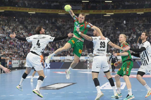 15.02.2026, xgox, Handball - Daikin HBL THW Kiel - SC Magdeburg emspor, v.l. Domagoj Duvnjak (Kiel, 4), Felix Claar (Magdeburg, 7), Veron Nacinovic (Kiel, 93) Zweikampf, Duell, Kampf, tackle Kiel