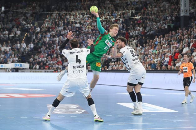 15.02.2026, xgox, Handball - Daikin HBL THW Kiel - SC Magdeburg emspor, v.l. Domagoj Duvnjak (Kiel, 4), Gisli Thorgeir Kristjansson (Magdeburg, 10), Veron Nacinovic (Kiel, 93) Zweikampf, Duell, Kampf, tackle Kiel