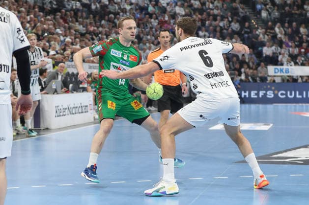15.02.2026, xgox, Handball - Daikin HBL THW Kiel - SC Magdeburg emspor, v.l. Omar Ingi Magnusson (Magdeburg, 14, Harald Reinkind (Kiel, 6) Zweikampf, Duell, Kampf, tackle Kiel
