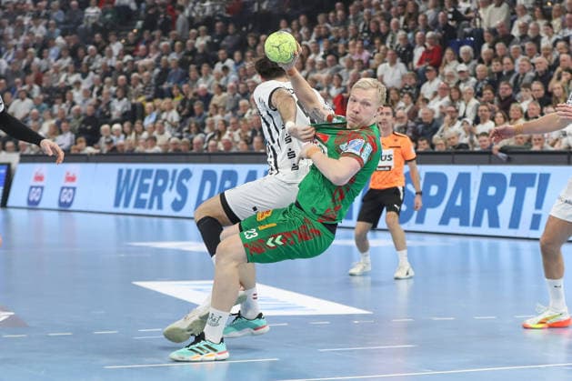 15.02.2026, xgox, Handball - Daikin HBL THW Kiel - SC Magdeburg emspor, v.l. Veron Nacinovic (Kiel, 93), Magnus Saugstrup (Magdeburg, 23) Zweikampf, Duell, Kampf, tackle Kiel