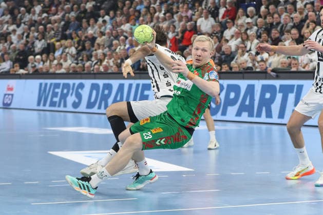 15.02.2026, xgox, Handball - Daikin HBL THW Kiel - SC Magdeburg emspor, v.l. Veron Nacinovic (Kiel, 93), Magnus Saugstrup (Magdeburg, 23) Zweikampf, Duell, Kampf, tackle Kiel