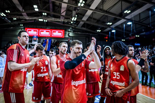easycredit BBL Basketball Bundesliga 2025 2026 20. Spieltag 15.02.2026 Science City Jena vs FC Bayern München Basketball Team von Bayern Freude nach dem Sieg in Jena. Mitte Andreas Obst Sparkassen Arena