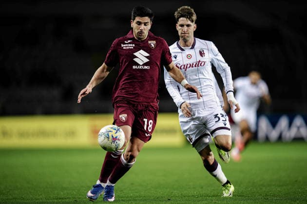 Torino™s Giovanni Simeone fights for the ball with Bologna s Juan Miranda during the Serie A soccer match between Torino and Bologna at the Stadio Olimpico Grande Torino in Turin, north west Italy - Sunday, February 15, 2025. - Soccer .  Copyright: xMarcoxAlpozzi LaPressex
