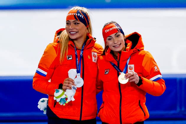 Milano Cortina 2026 Winter Olympics, Speed skating, Eisschnelllauf Italy second Jutta Leerdam of the Netherlands and winner Femke Kok of the Netherlands smiling during the medal ceremony after competing on the Speed Skating Women s 500m on Day 9 of the Milano Cortina 2026 Winter Olympics at the Milano Speed Skating Stadium in Milan, Italy, February 15, 2026. Milan Italy  Copyright: xMatrixxImagesx xHenkxJanxDijksx