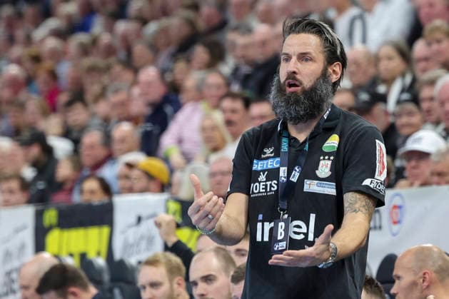 Trainer Bennet Wiegert (SC Magdeburg) gestikuliert, DAIKIN Handball Bundesliga, THW Kiel v SC Magdeburg, Wunderino Arena am 15. February 2026 in Kiel, Deutschland. (Foto von Marco Steinbrenner DeFodi Images) Trainer Bennet Wiegert (SC Magdeburg) gestures, DAIKIN Handball Bundesliga, THW Kiel v SC Magdeburg, Wunderino Arena, February 15, 2026 in Kiel, Germany. (Photo by Marco Steinbrenner DeFodi Images) -