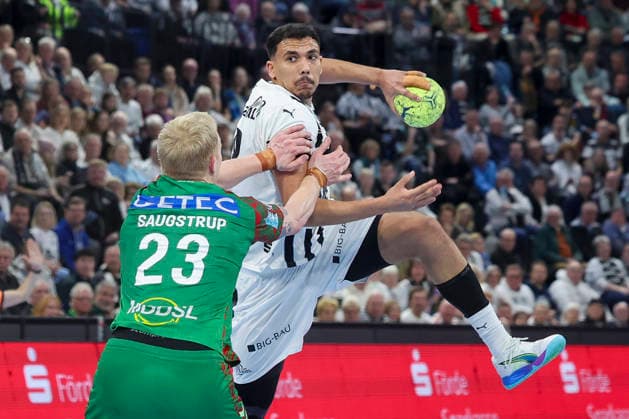 Magnus Saugstrup (SC Magdeburg) und Mohab Abdelhak (THW Kiel) kaempfen um den Ball, DAIKIN Handball Bundesliga, THW Kiel v SC Magdeburg, Wunderino Arena am 15. February 2026 in Kiel, Deutschland. (Foto von Marco Steinbrenner DeFodi Images) Magnus Saugstrup (SC Magdeburg) und Mohab Abdelhak (THW Kiel) battle for the ball, DAIKIN Handball Bundesliga, THW Kiel v SC Magdeburg, Wunderino Arena, February 15, 2026 in Kiel, Germany. (Photo by Marco Steinbrenner DeFodi Images) -
