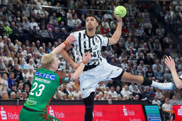 Magnus Saugstrup (SC Magdeburg) und Mohab Abdelhak (THW Kiel) kaempfen um den Ball, DAIKIN Handball Bundesliga, THW Kiel v SC Magdeburg, Wunderino Arena am 15. February 2026 in Kiel, Deutschland. (Foto von Marco Steinbrenner DeFodi Images) Magnus Saugstrup (SC Magdeburg) und Mohab Abdelhak (THW Kiel) battle for the ball, DAIKIN Handball Bundesliga, THW Kiel v SC Magdeburg, Wunderino Arena, February 15, 2026 in Kiel, Germany. (Photo by Marco Steinbrenner DeFodi Images) -