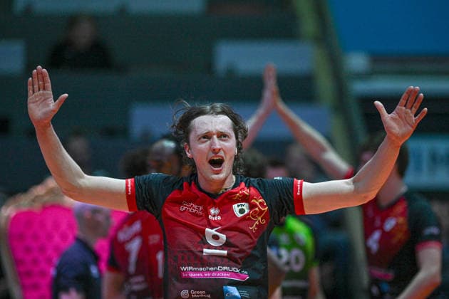 VBL MTV Ludwigsburg - BR Recycling Volleys 15.02.2026 Volleyball, 1. Bundesliga, Herren, Saison 2025 26, Barock Volleys MTV Ludwigsburg (in Rot-Schwarz) vs Berlin Recycling Volleys (in Orange-Schwarz), Ben-Simon Bonin,, jubelt im Dunkeln nach gewonnener Challenge, Copyright: xBEAUTIFULxSPORTS TomxBlochx