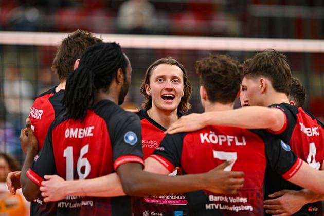 VBL MTV Ludwigsburg - BR Recycling Volleys 15.02.2026 Volleyball, 1. Bundesliga, Herren, Saison 2025 26, Barock Volleys MTV Ludwigsburg (in Rot-Schwarz) vs Berlin Recycling Volleys (in Orange-Schwarz), Ben-Simon Bonin, samt Team, Copyright: xBEAUTIFULxSPORTS TomxBlochx