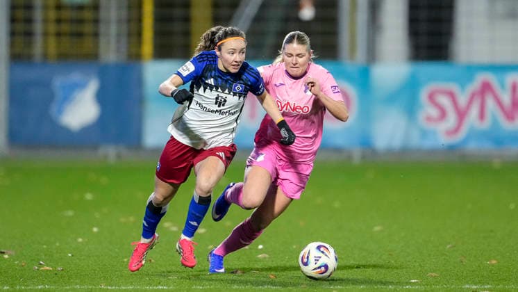 v.li.: Melanie Brunnthaler (HSV, 11), Emilie Byrnak (TSG, 3), Zweikampf, Spielszene, Duell, duel, tackle, tackling, Dynamik, Action, Aktion, 15.02.2026, Sinsheim (Hoffenheim) (Deutschland), Fussball, Google Pixel Frauen-Bundesliga, TSG 1899 Hoffenheim - Hamburger SV, DFB DFL REGULATIONS PROHIBIT ANY USE OF PHOTOGRAPHS AS IMAGE SEQUENCES AND OR QUASI-VIDEO.