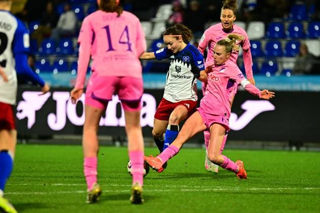 RECORD DATE NOT STATED Franziska Harsch (17; TSG Hoffenheim) im Zweikampf mit Melanie Brunnthaler (11; Hamburger SV), während Vanessa Diehm (6; TSG Hoffenheim) aufmerksam beobachtet GPFBL: TSG Hoffenheim - Hamburger SV Copyright: xMichaelxGelhardtx