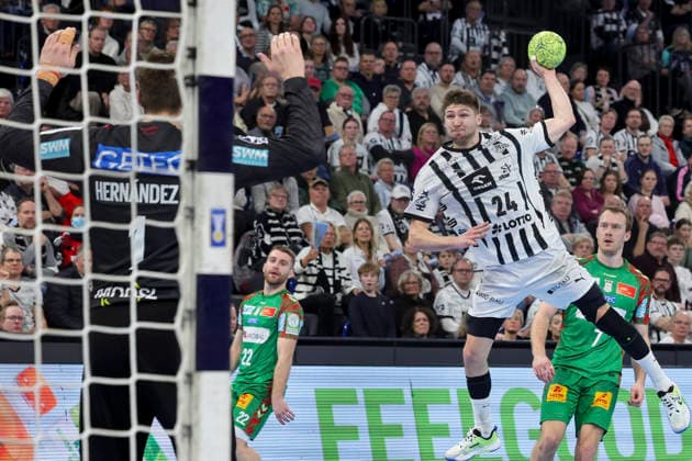Torhueter Sergey Hernandez Ferrer (SC Magdeburg) und Lukas Zerbe (THW Kiel) kaempfen um den Ball, DAIKIN Handball Bundesliga, THW Kiel v SC Magdeburg, Wunderino Arena am 15. February 2026 in Kiel, Deutschland. (Foto von Marco Steinbrenner DeFodi Images) Torhueter Sergey Hernandez Ferrer (SC Magdeburg) und Lukas Zerbe (THW Kiel) battle for the ball, DAIKIN Handball Bundesliga, THW Kiel v SC Magdeburg, Wunderino Arena, February 15, 2026 in Kiel, Germany. (Photo by Marco Steinbrenner DeFodi Images) -