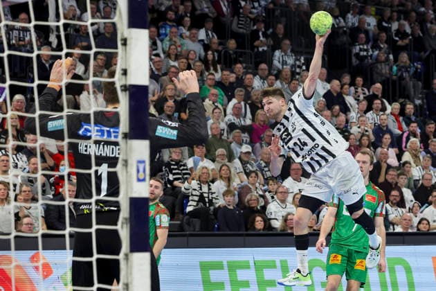 Torhueter Sergey Hernandez Ferrer (SC Magdeburg) und Lukas Zerbe (THW Kiel) kaempfen um den Ball, DAIKIN Handball Bundesliga, THW Kiel v SC Magdeburg, Wunderino Arena am 15. February 2026 in Kiel, Deutschland. (Foto von Marco Steinbrenner DeFodi Images) Torhueter Sergey Hernandez Ferrer (SC Magdeburg) und Lukas Zerbe (THW Kiel) battle for the ball, DAIKIN Handball Bundesliga, THW Kiel v SC Magdeburg, Wunderino Arena, February 15, 2026 in Kiel, Germany. (Photo by Marco Steinbrenner DeFodi Images) -