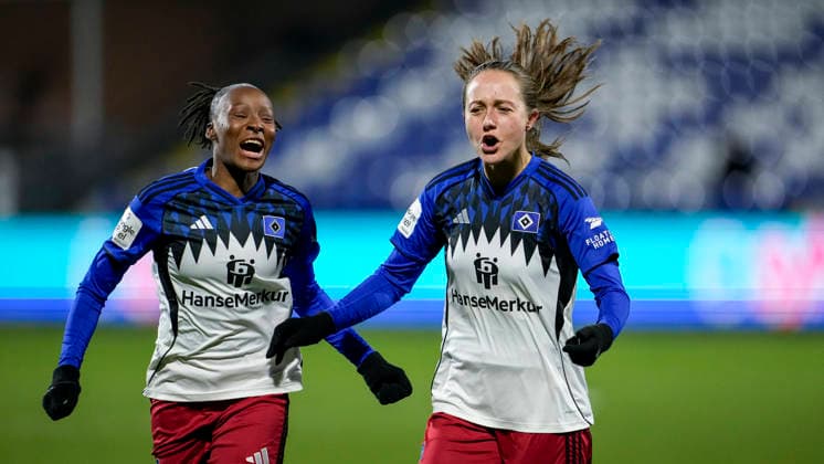 v.li.: Magou Doucoure (HSV, 2), Torschützin Camilla Linberg (HSV, 47), Spielerinnen vom Hamburger SV (HSV), jubeln über das Tor zum 0:1, Jubel, Torjubel, Torerfolg, celebrate the goal, goal, celebration, jubelt ueber das Tor, Freuen, Freude, freut sich, optimistisch, positiv, Spielszene, Highlight, Action, Aktion, 15.02.2026, Sinsheim (Hoffenheim) (Deutschland), Fussball, Google Pixel Frauen-Bundesliga, TSG 1899 Hoffenheim - Hamburger SV, DFB DFL REGULATIONS PROHIBIT ANY USE OF PHOTOGRAPHS AS IMAGE SEQUENCES AND OR QUASI-VIDEO.
