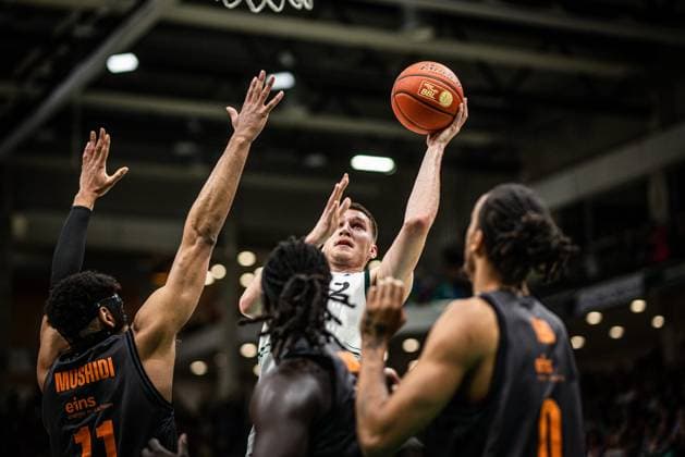 Marten Linssen (Gladiators Trier) im Zweikampf mit Kostja Mushidi (Chemnitz 99er), Nike Sibande (Chemnitz 99er) und Kevin Yebo (Chemnitz 99er), Vet Concept Gladiators Trier vs Chemnitz 99ers, Basketball, easyCredit BBL, 20. Spieltag, Saison 2025 2026, 15.02.2026 Vet Concept Gladiators Trier vs Chemnitz 99ers, Basketball, easyCredit BBL, 20. Spieltag, Saison 2025 2026, 15.02.2026 Copyright: xEibner-Pressefoto AlexanderxNeisx EP_ANS