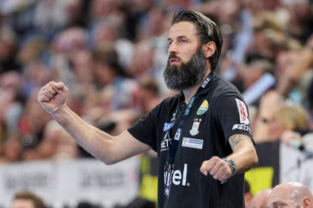 Trainer Bennet Wiegert (SC Magdeburg) jubelt, DAIKIN Handball Bundesliga, THW Kiel v SC Magdeburg, Wunderino Arena am 15. February 2026 in Kiel, Deutschland. (Foto von Marco Steinbrenner DeFodi Images) Trainer Bennet Wiegert (SC Magdeburg) cheers, DAIKIN Handball Bundesliga, THW Kiel v SC Magdeburg, Wunderino Arena, February 15, 2026 in Kiel, Germany. (Photo by Marco Steinbrenner DeFodi Images) -
